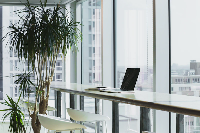 Área de trabalho de escritório de tecnologia com monitores